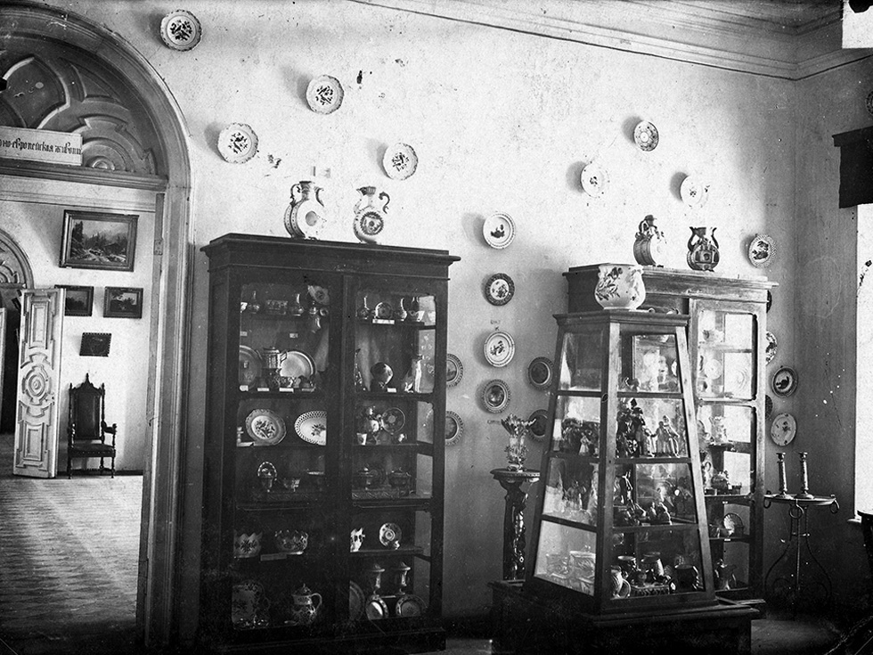 Зал фарфора подотдела декоративного искусства РГОМ. 1924 г. Фото Н.А. Кособрюхова
