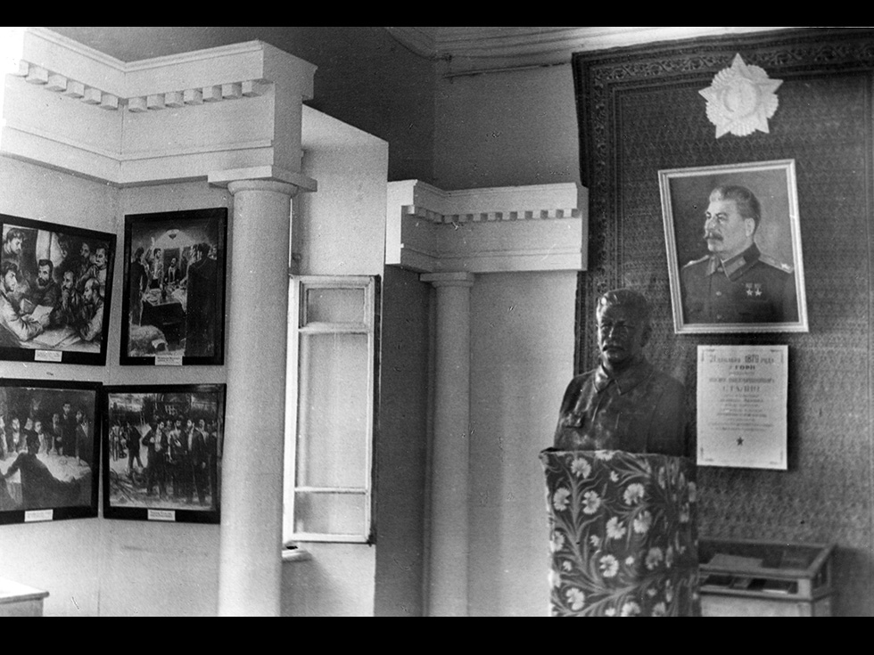 Дворец Олега. Выставка к 70- летию со дня рождения И.В. Сталина. 1950 г.
