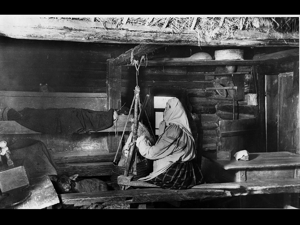 Экспозиция во Дворце Олега. Курная изба из с. Федоровское Захаровского района. 1955 г.