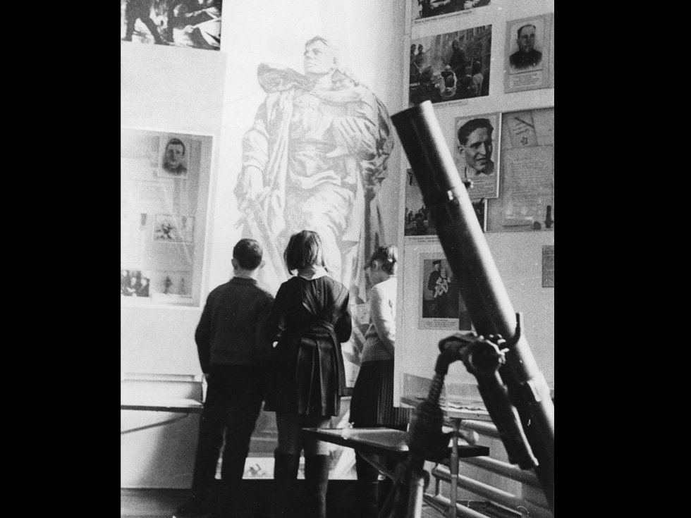 Часть экспозиции во Дворце Олега, посвященная ВОВ.	1970 г	Фото В.Саввов