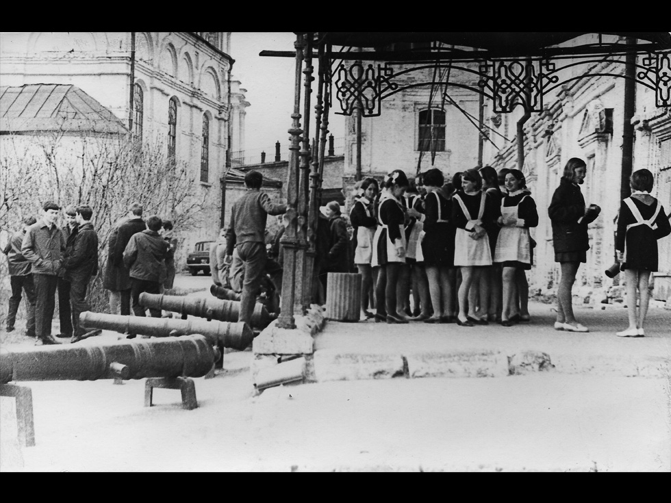 У входа в музей. 1970-е