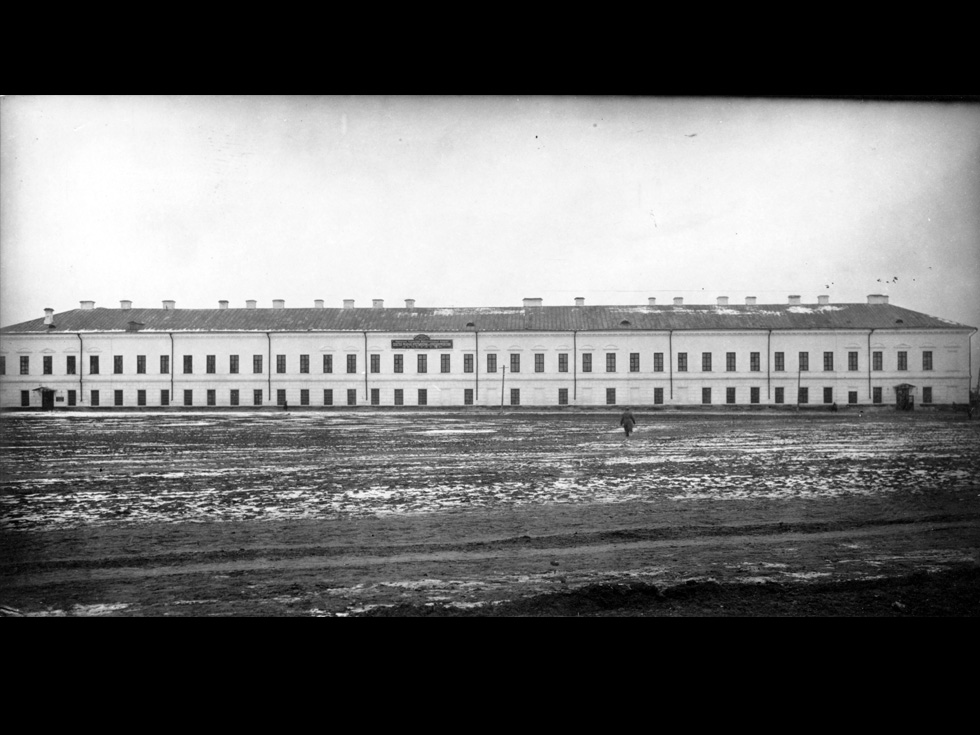 Здание присутственных мест, где в 1890 г. открыт исторический музей. Фото К.В. Панкова. 1923 г.