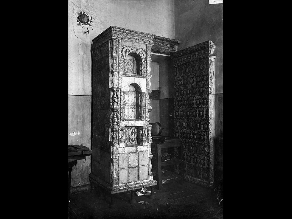 Изразцовая печь в Древлехранилище. 1924 г. Фото Н.А. Кособрюхова